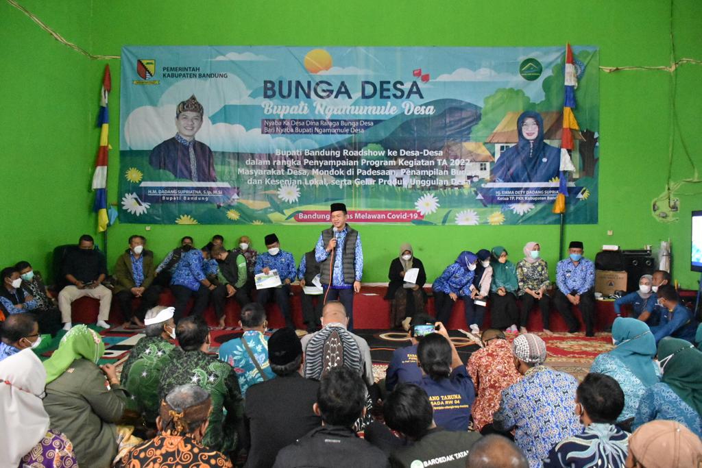 Bupati Bandung HM Dadang Supriatna didampingi istri, Hj. Emma Dety Supriatna dan sejumlah pejabat melaksanakan program Bunga Desa (Bupati Ngamumule Desa), di Desa Cipanjalu Kecamatan Cilengkrang.Kamis (17/2/2022). (Foto: Humas Setda)
