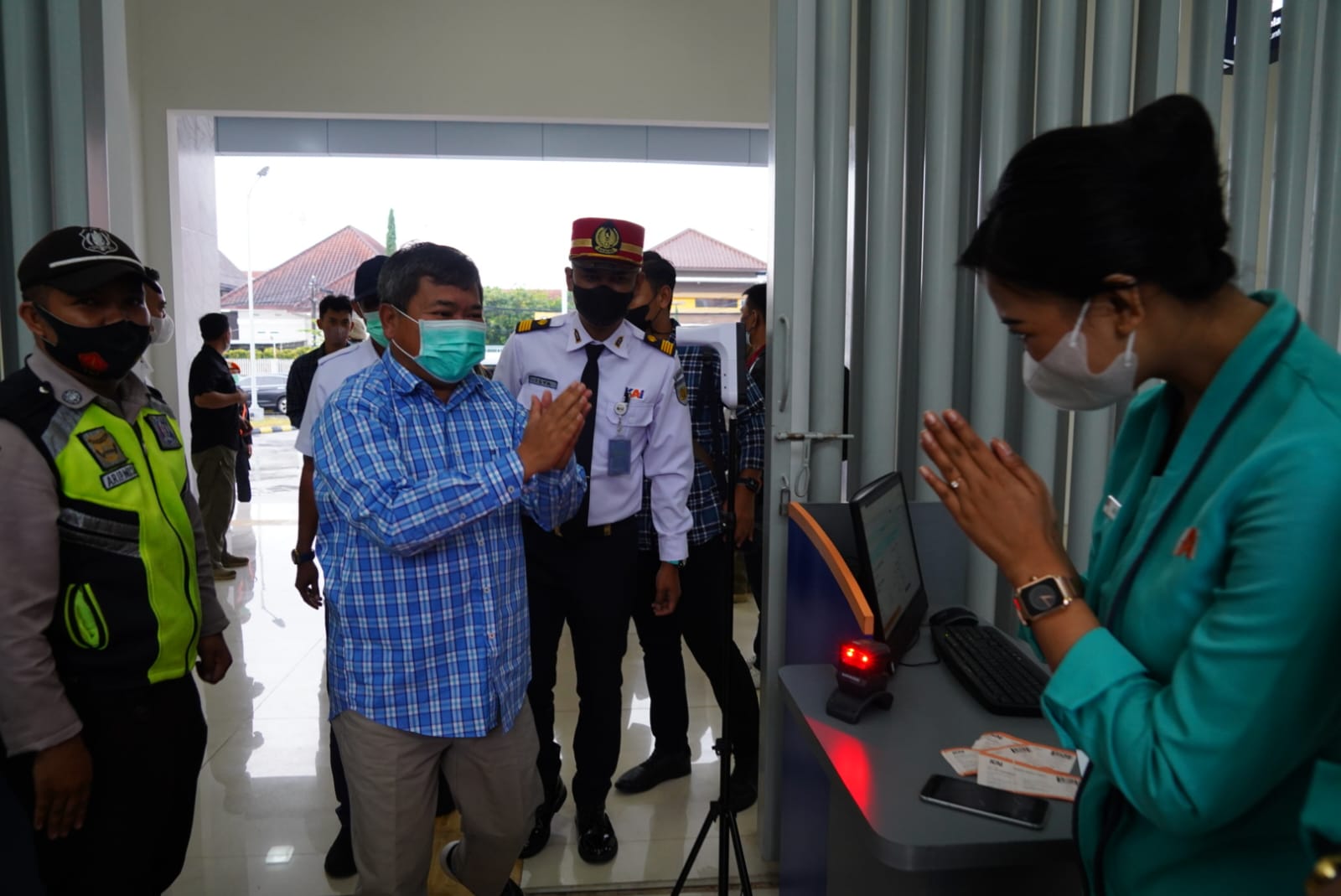 upati Garut, Rudy Gunawan, bersama rombongan mencoba Kereta Api (KA) Uji Coba Rute Garut - Pasar Senen, Minggu (20/2/2022) (Foto: Istimewa)
