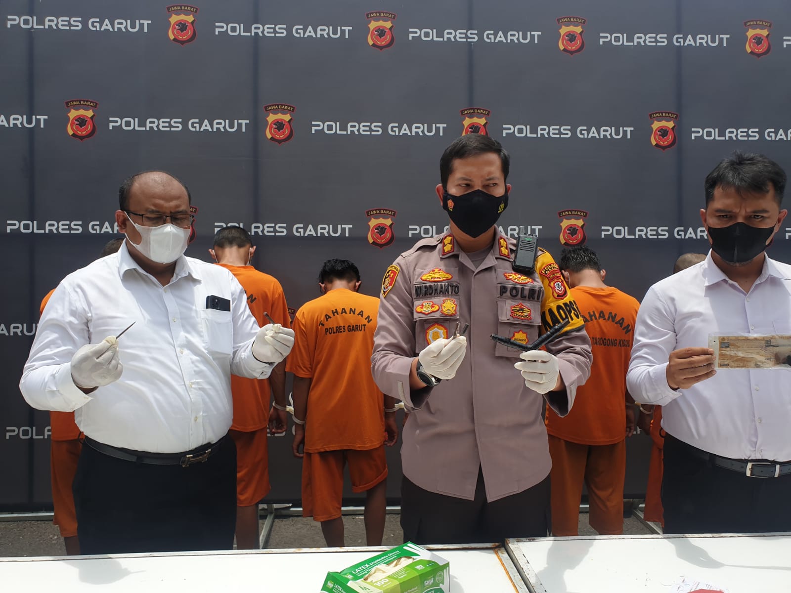 Kapolres Garut, AKBP Wirdhanto Hadicaksono, menunjukan barang bukti di Mapolres Garut, Jalan Sudirman, Kecamatan Karangpawitan, Kabupaten Garut (Foto: Istimewa)