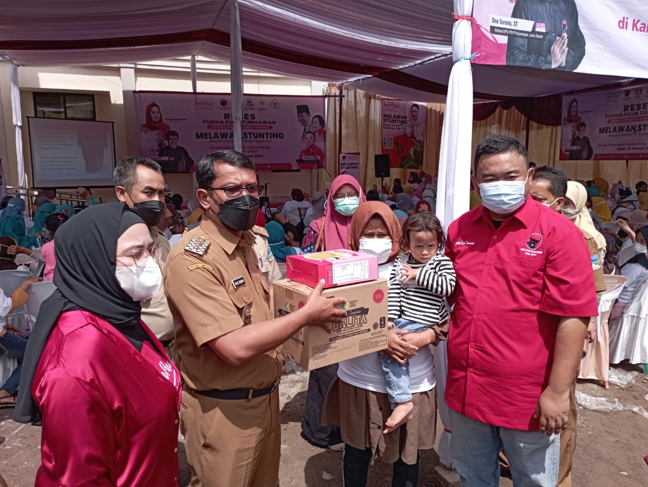 Wakil Bupati Garut, dr.Helmi Budiman, memberikan makanan tambahan kepada bayi dalam kegiatan reses anggota DPRD Garut, Yudha Puja Turnawan, di Kantor Kecamatan Sukawening, Kabupaten Garut (Foto: Istimewa)