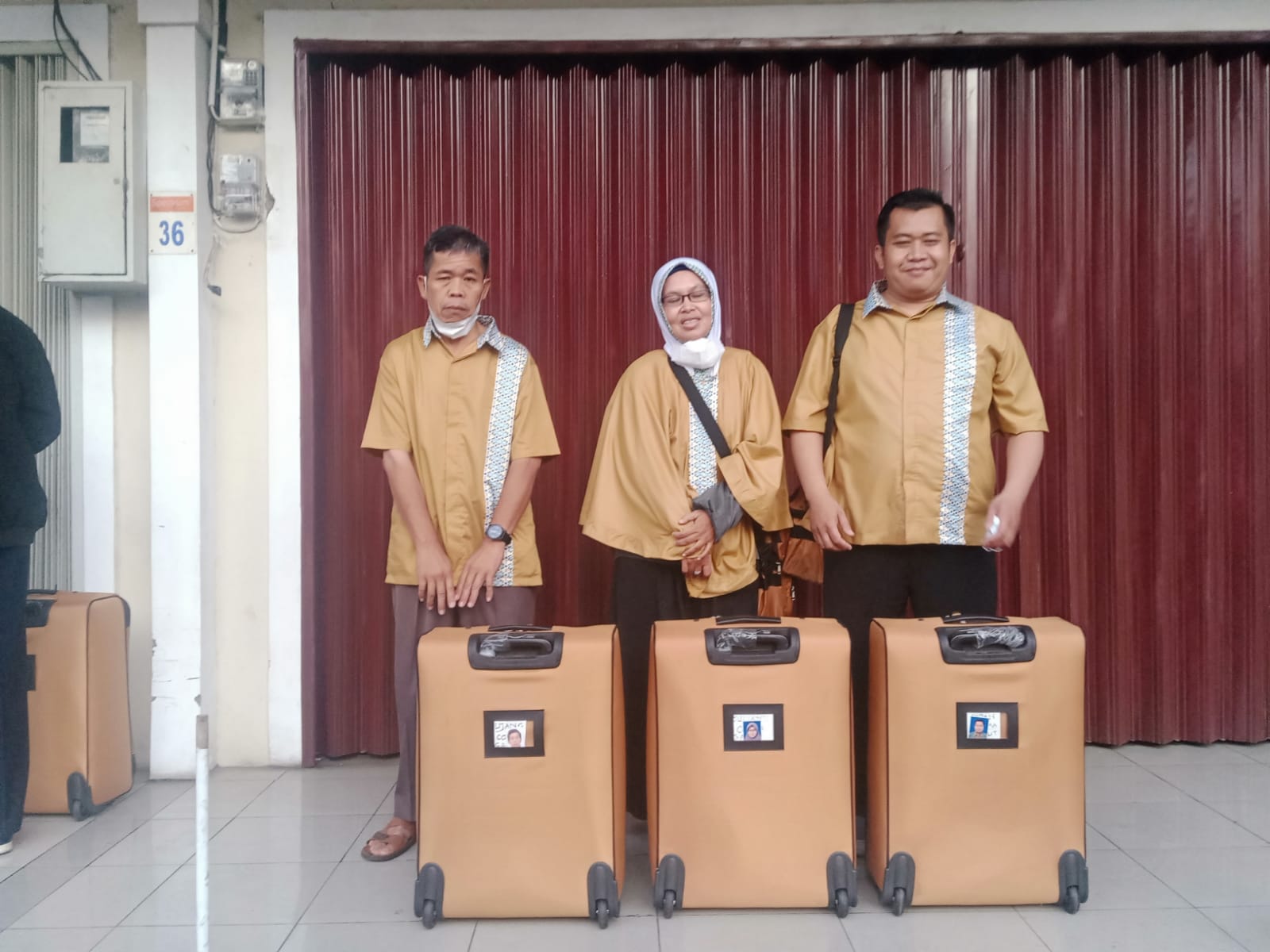 Ujang Lomri, pemungut sampah warga Kelurahan Sukagalih, Kecamatan Tarogong Kidul, Kabupaten Garut, diberangkatkan umrroh oleh Wakil Bupati Garut, dr Helmi Budiman (Foto: Istimewa)