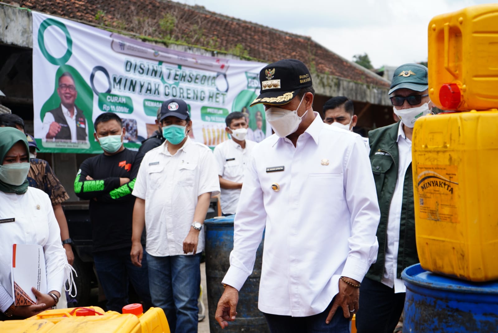 Bupati Bandung H.M Dadang Supriatna memantau langsung operasi pasar murah minyak goreng di Pasar Ciwidey,Rabu (23/2/2022). (Foto: Porkopimda)


