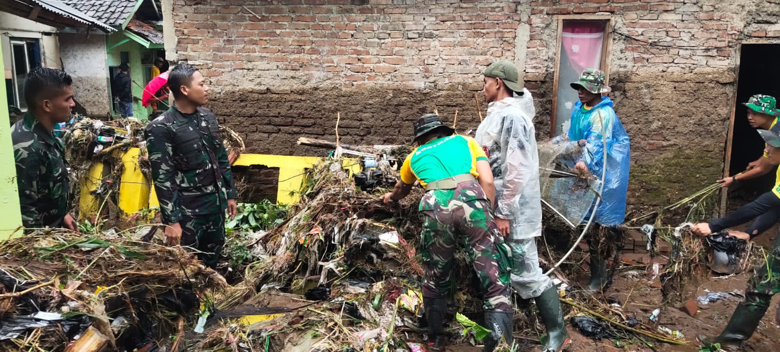 Kepala Pelaksana BPBD Garut, Satribudi, meninjau kondisi lokasi banjir di Kecamatan Cisurupan dan Kecamatan Cikajang, Kabupaten Garut (Foto: Istimewa)