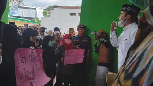 Massa yang tergabung dalam Aliansi Umat Islam Garut menggelar aski damai di depan Kantor Kemenag Garut (Foto: Istimewa)