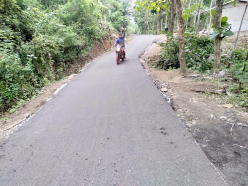 Jalan poros yang menghubungkan tiga kecamatan di Garut selatan, tepatnya Cibalong, Cisompet, dan Peundeuy saat ini sudah bisa dinikmati masyarakat usai diresmikan Bupati Garut, Rudy Gunawan (Foto: Istimewa)