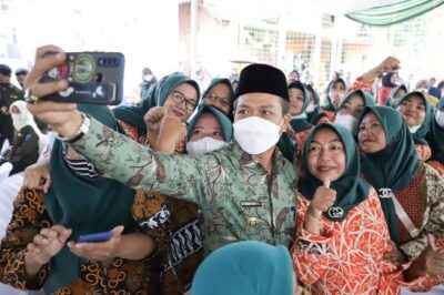 Bupati Bandung Dadang Supriatna dikerubuti Emak-emak yang ingin berselfie saat kunjungan Bunga Desa di Desa Ciluluk, Kecamatan Cikancung. Kamis (3/2/2022).(Foto: Forkopimda)