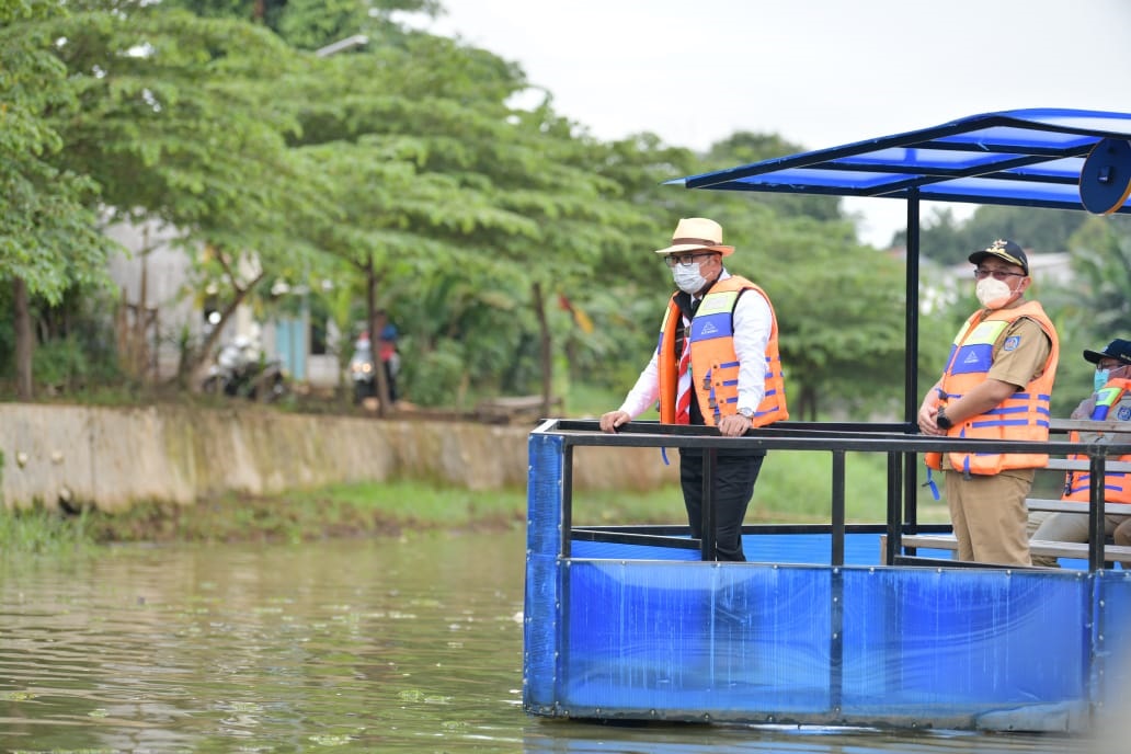 

Gubernur Jawa Barat Ridwan Kamil saat meninjau lokasi yang akan menjadi alun-alun Depok bagian barat di Kecamatan Bojongsari, Kota Depok, Senin (14/2/2022).(deram/dara.co.id) 
