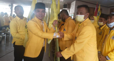 Dadan Supardan, saat menyerahkan tongkat kebesaran Partai Golkar kepada para Pengurus Kecamatan yang baru dilantik (Foto: Istimewa)