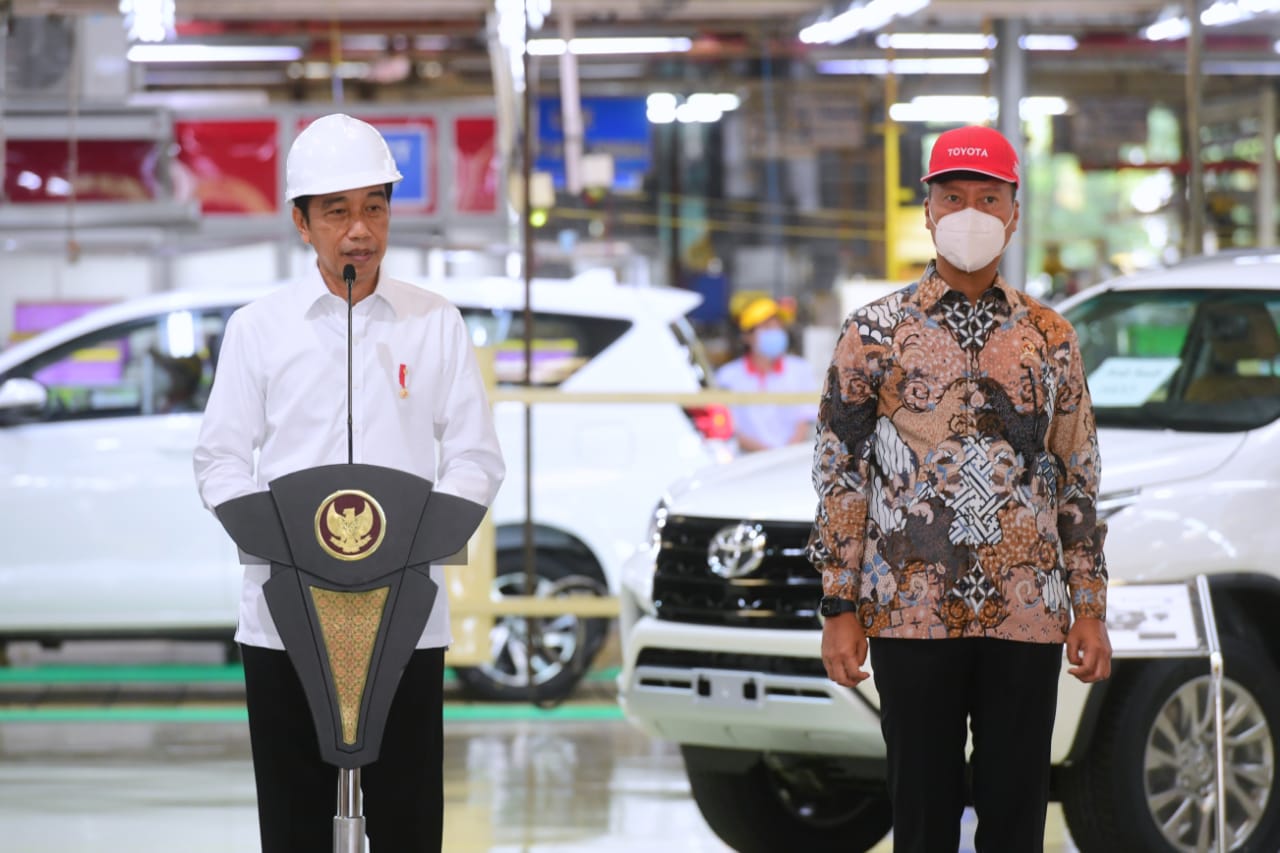 Presiden Jokowi didampingi Menperin Agus Gumiwang Kartasasmita pada pelepasan ekspor Fortuner perdana ke Australia, di Karawang, Jawa Barat, Selasa (15/02/2022). (Foto: BPMI Setpres/Muchlis Jr)
