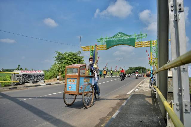 
Caption: Gubernur Jawa Barat Ridwan Kamil saat meresmikan penataan jalan penghubung antara Jabar-Jateng, tepatnya di Ciledug Kabupaten Cirebon dengan Kabupaten Brebes, Jumat (4/2/2022). (Foto: Humas Pemprov Jabar)