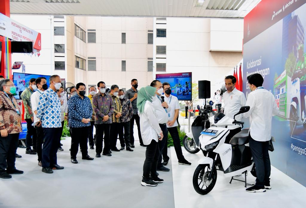 Presiden Jokowi didampingi sejumlah menteri pada Peluncuran Kolaborasi Pengembangan Ekosistem Kendaraan Listrik, Selasa (22/02/2022), di SPBU Pertamina MT. Haryono, Jakarta. (Foto: BPMI Setpres/Laily Rachev)

