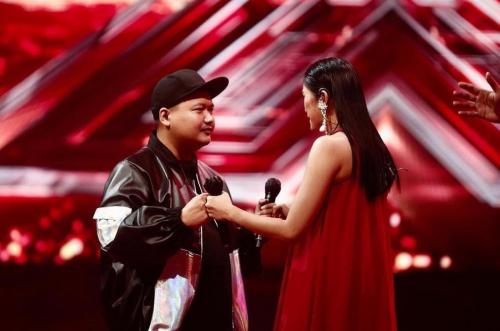 
Dua finalis X Factor Indonesia, Hendra dari grup Males asuhan Judika dan Nadhira dari kategori Female asuhan Anang Hermansyah berada diposisi  Bottom 2. Nadhira akhirnya tereliminasi di panggung Gala Live Show 5 ajang X Factor Indonesia, Senin (14/2/2022).(Foto: x factor)
