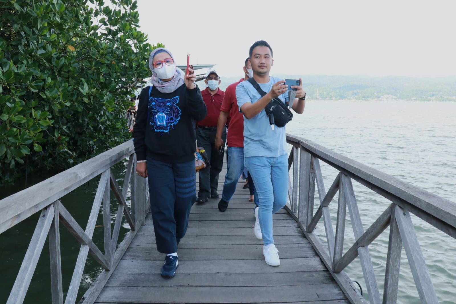 
Bupati Indramayu Nina Agustina Da’i Bachtiar berserta rombongan menikmati suasana Kampong Bakau, salah satu tempat luliner yang cukup terkenal di Kendari, Sulawesi Tenggara Minggu (6/2/2022). (Foto : Forkopim)
