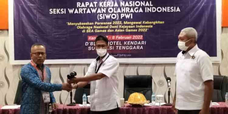 

Ketua PWI Pusat Atal S Dapari membukaan Rapat Kerja Nasional (Rakernas) di Hotel Dblitz, Kendari, Sulawesi Tenggara, Senin (7/4/2022). (Foto: bidiktangsel.com)

