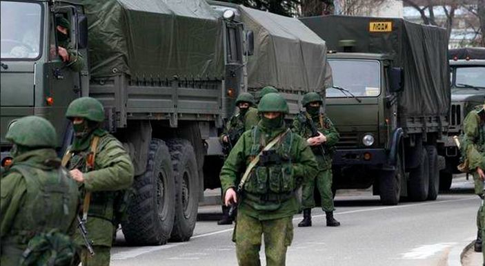 Ilustrasi. Foto dokumen situasi perbatasan Ukraina pada 1 Maret 2014. Tentara bersenjata lengkap dengan kendaraan militer Rusia melakukan penjagaan di perbatasan Ukraina. /Reuters/Baz Ratner