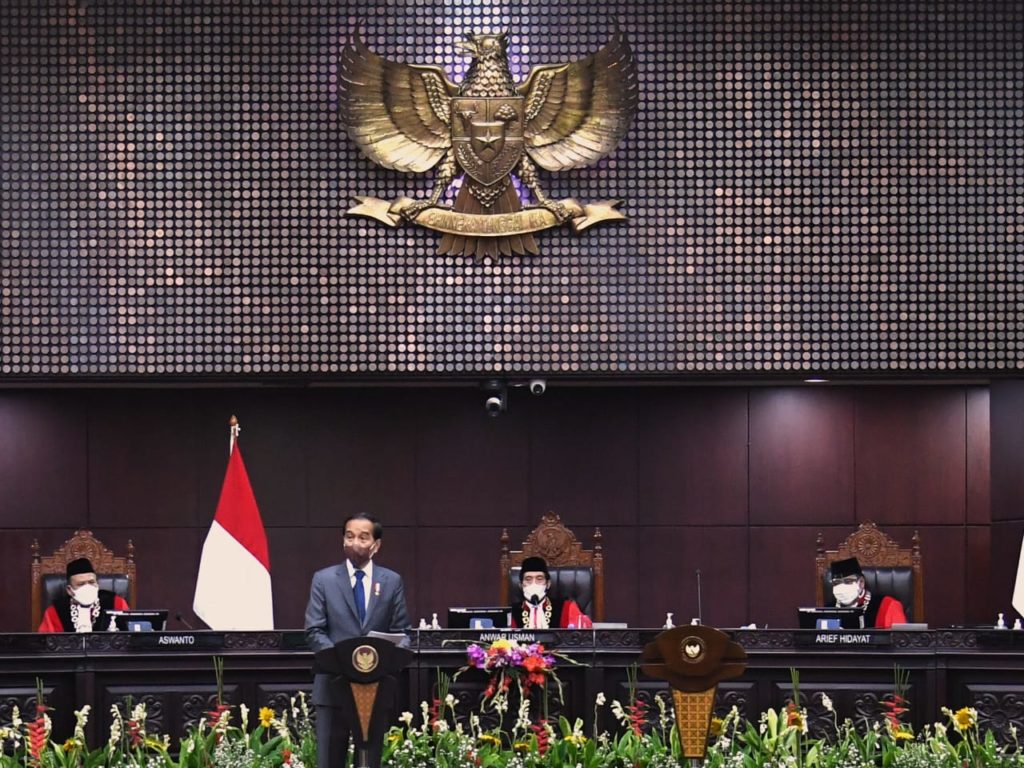 Presiden Jokowi dalam Sidang Pleno Khusus Penyampaian Laporan Mahkamah Konstitusi Tahun 2021, yang digelar di Gedung I Mahkamah Konstitusi, Jakarta, Kamis (10/02/2022) pagi. (Foto: BPMI Setpres/Lukas)

