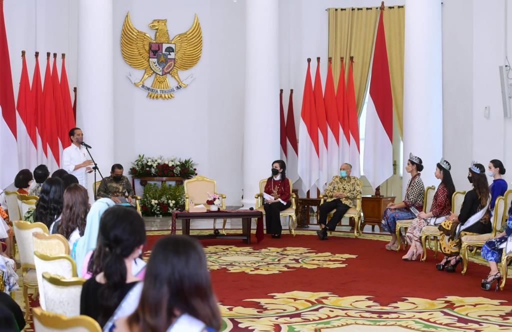 Presiden Jokowi menerima kunjungan para finalis Puteri Indonesia tahun 2022 beserta pemenang Puteri Indonesia tahun 2020, di Istana Bogor, Rabu (23/02/2022). (Foto: Muchlis Jr)
