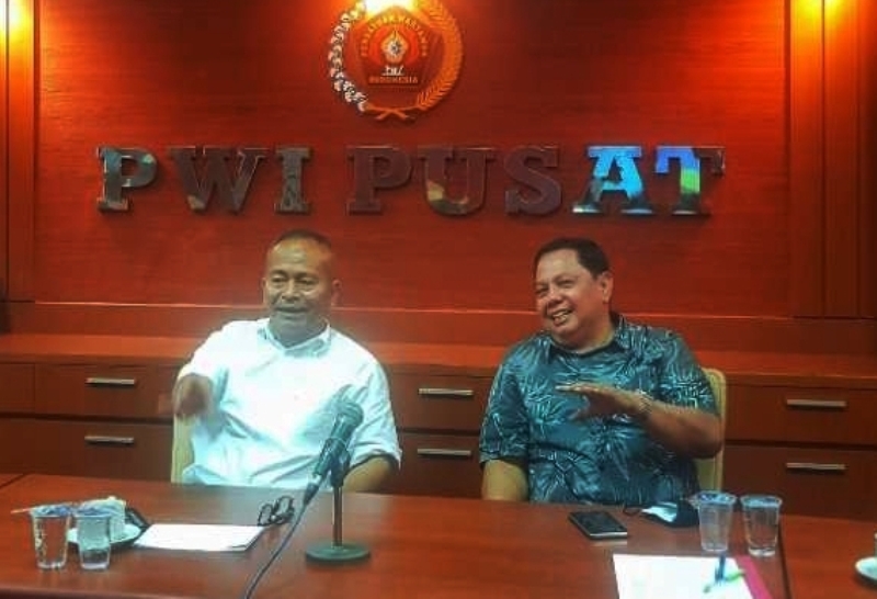 Ketua dan Sekjen PWI Pusat, Ata S Depari dan Mirza Zulhadi (kanan) (Foto: Istimewa)