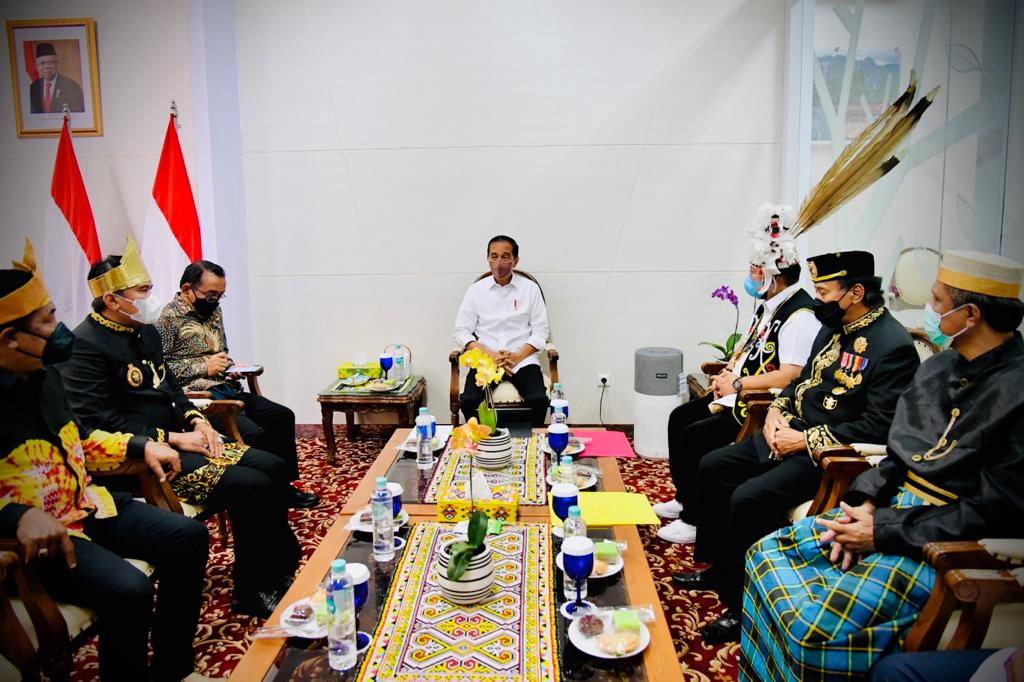 Presiden Jokowi bertemu tokoh masyarakat di Kaltim, Senin (31/01/2022). (Foto: BPMI Setpres/Laily Rachev)

