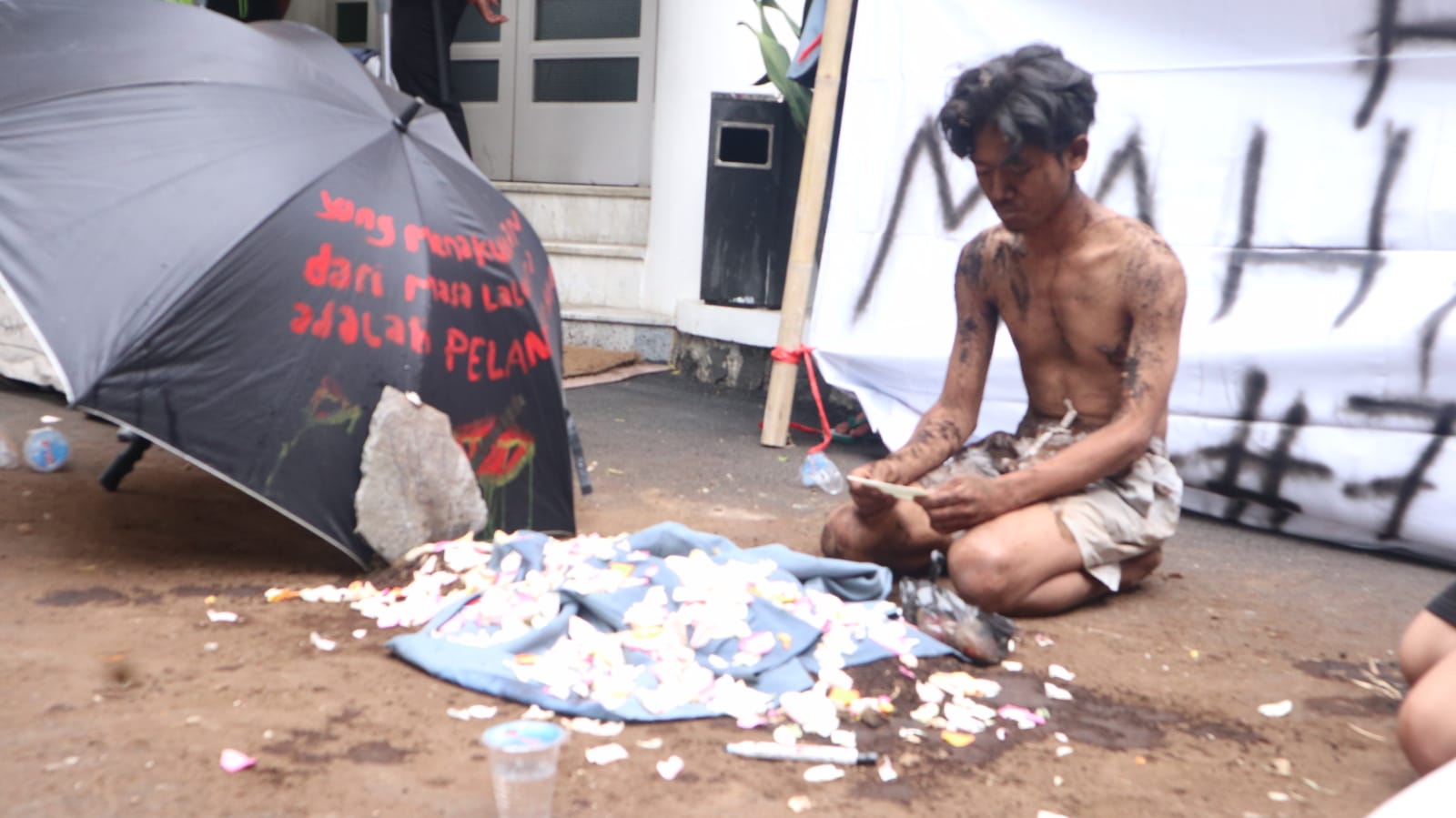 Aksi treatikal dalam Aliansi Isola Menggugat (Foto: Istimewa)