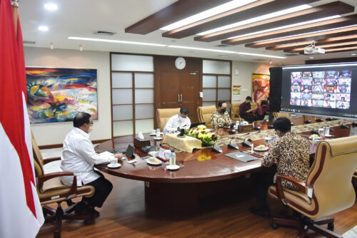 Seskab Pramono Anung mengikuti Ratas mengenai Evaluasi PPKM, Senin (07/03/2022) melalui konferensi video. (Foto: Humas Setkab/Agung)
