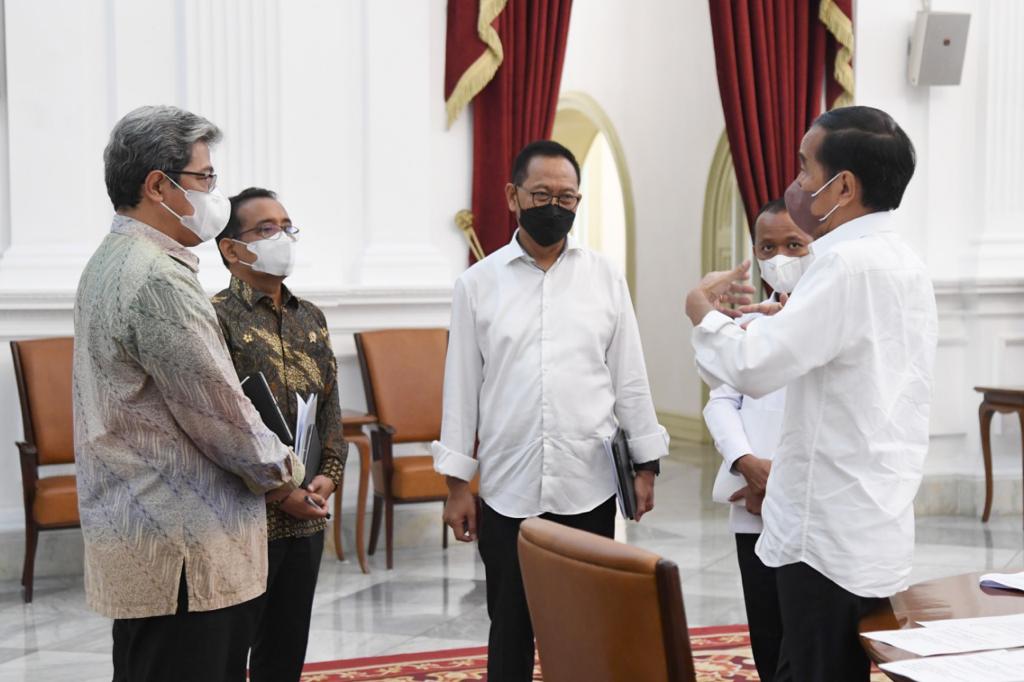 Kepala Badan Otorita IKN yang hadir bersama Wakil Kepala Badan Otorita IKN Dhony Rahajoe saat bertemu dengan Presiden Jokowi di Istana Merdeka, Jakarta, pada Selasa (29/03/2022). (Foto: BPMI Setpres/Lukas)

