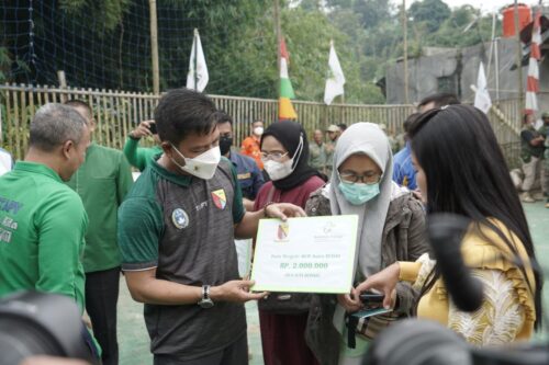 Bupati Bandung HM Dadang Supriatna secara simbol memberikan pinjaman dana bergulir kepada UMKM Desa Ciherang Kecamatan Nagreg Kabupaten Bandung, Jumat (18/3/2022) pagi. (Foto: Porkopim)