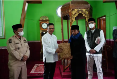 Bupati Bandung HM Dadang Supriatna memberikan bingkisan kepada tokoh agama usai salat jumat di i Masjid Jami di Desa Indragiri, Kecamatan Rancabali, Kabupaten Bandung.(Foto: Porkopim)
