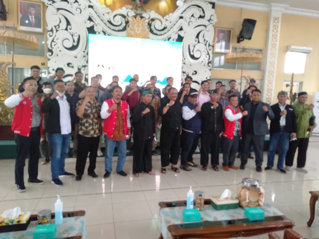 Bupati Bandung HM Dadang Supriatna berfoto bersama dengan para calon  pekerja migran asal Kabupaten Bandung yang akan bekerja ke Korea saat berada di Rumah Dinas Jabatan Bupati Bandung di Soreang, belum lama ini (Foto: Trinata/dara.co.id) 
