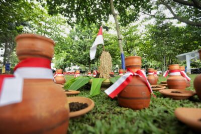 Jabar menghimpun tanah dan air dari 27 kabupaten/kota di Gedung Sate Bandung, Sabtu (13/2/2022), untuk dibawa ke calon lokasi Ibu Kota Negara (IKN) (Foto: Istimewa)
