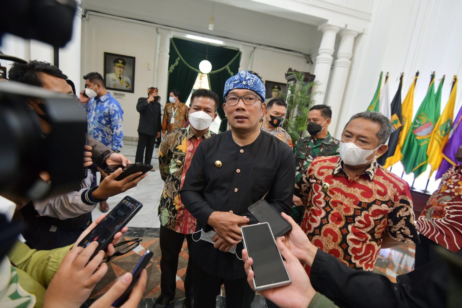 Gubernur Jawa Barat Ridwan Kamil bersama Bupati Bandung Dadang Supriatna dan Wali Kota Bandung Yana Mulyana di Gedung Sate, Kota Bandung, Kamis (30/3/2022) (Foto: Istimewa)