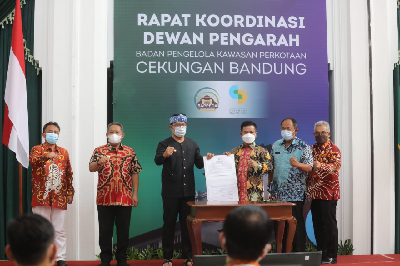 Bupati Bandung HM Dadang Supriatna saat menghadiri rapat Dewan Pengarah dalam rangka penandatanganan komitmen bersama Pengelolaan Kawasan Perkotaan Cekungan Bandung di Aula Timur Gedung Sate Kota Bandung, Kamis (31/3/2022) (Foto: Istimewa) 
