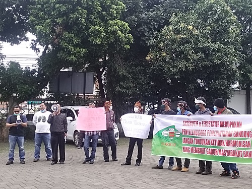 Forbat sedang orasi di halaman Gedung DPRD KBB, mempertanyakan statement Ketua Fraksi Gerindra DPRD KBB, Sundaya (Foto: Istimewa)