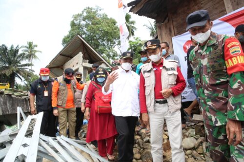 Menko PMK Muhadjir Effendy saat meninjau lokasi terdampak gempa bumi di Sumbar, Kamis (03/03/2022). (Foto: Humas Kemenko PMK/Kristian Suryatna)