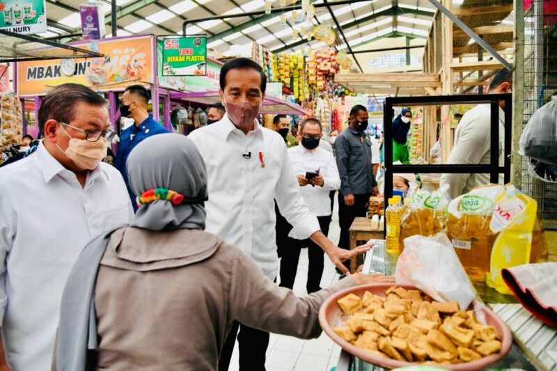 Presiden Jokowi didampingi Sekretaris Kabinet Pramono Anung mengecek ketersediaan sejumlah bahan kebutuhan pokok masyarakat di Pasar Rakyat Desa Tempurejo, Kecamatan Tempuran, Kabupaten Magelang, Provinsi Jawa Tengah, pada Rabu (30/03/2022). (Foto: BPMI Setpres/Laily Rachev)

