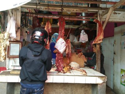 Seorang pedagang daging sapi di Pasar Guntur Ciawitali Garut sedang melayani pembeli (Foto: Istimewa)