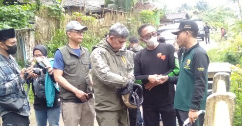 Bupati Bandung Dadang Supriatna memberikan perintah kepada Kepala Dinas Pekerjaan Umum dan Tata Ruang (PUTR), Zeis Zultaqawa, saat meninjau kondisi jalan penghubung antara Kabupaten Bandung dan Kabupaten Cianjur di Desa Cipelah. Kecamatan Rancabali, Sabtu (5/3/2022).

(Foto: Porkopim)
