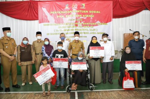 Bupati Bandung Dadang Supriatna memberikan bantuan sosial secara simbolis di sela Monitoring dan Evaluasi Percepatan Penyaluran Bansos bersama Kementerian Sosial (Kemensos) RI di GOR Desa Cimaung, Kecamatan Cimaung, Senin (7/3/2022).
 (Foto: Porkopimda)


