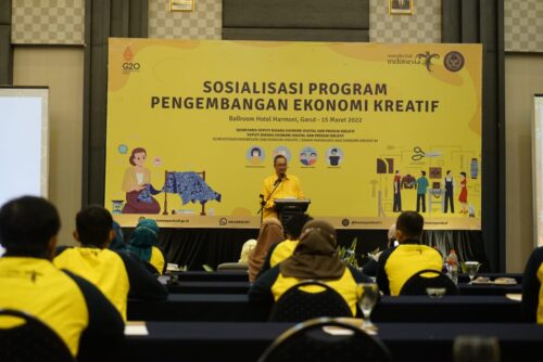 Sosialisasi Program Pengembangan Ekonomi Kreatif yang digagas oleh Kemenparekraf RI bekerja sama dengan Komisi X DPR RI dan Pemkab Garut di Ballroom Hotel Harmoni, Jalan Cipanas Baru, Kecamatan Tarogong Kaler, Kabupaten Garut, Selasa (15/3/2022).(Foto: andre/dara.co.id)
