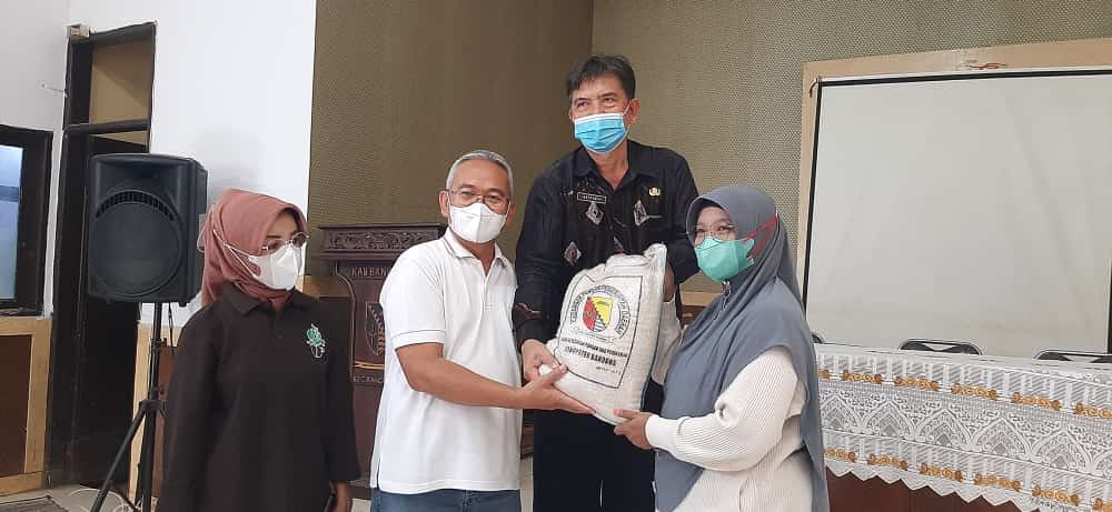 Ketua Tim Penggerak PKK Kabupaten Bandung, Hj. Emma Dety Supriatna didampingi Kepala Dinas Pangan dan Perikanan Kabupaten Bandung Ina Dewi Kania menyerahkan bantuan beras 12,5 ton kepada warga korban banjir di Kecamatan Rancaekek Kabupaten Bandung, Jumat (18/3/2022). Bantuan diterima Camat Rancaekek Diar Hadi Gusdinar. (Foto: diskominfo)
