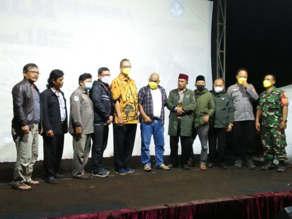 Anggota Komisi X DPR RI, Ferdiansyah, foto bersama usai pemutaran film Tarung Sarung di Lapang pangbarakan, Desa Kertajaya, Kecamatan Cibatu, Kabupaten Garut, Jumat (18/3/2022) malam.(fOTO: andre/dara.co.id)