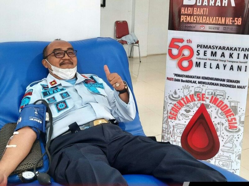 Kepala Lapas Kelas IIB Garut, Iwaan Gunawan Wahyudi, saat melakukan donor darah (Foto: Istimewa)