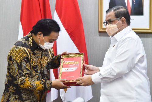 Seskab secara simbolis menyerahkan buku berjudul “Indonesia dan Pandemi COVID-19: Kerja Keras di Tengah Pandemi” kepada Kepala Perpusnas Muhammad Syarif Bando, Senin (07/03/2022), di Kantor Setkab, Jakarta. (Foto: Humas Setkab/Agung)

