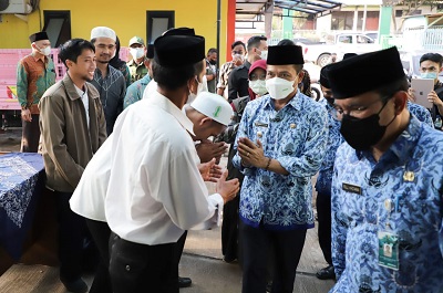 
Bupati Bandung H.M.Dadang Supriatna saat menemui para guru ngaji di Desa Ciaro Kecamatan Nagreg Kabupaten Bandung, Kamis (17/3/2022).
 (Foto: Porkopim)