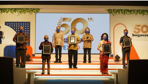 SME Awards – Penghargaan kepada 5 Perwakilan UMKM Indonesia (dari kiri ke kanan : Wahyu Indra / Mie
Ayam Gerobakan & Mie Ayam Goceng, Cholid S. Askar / CV. Ka Nung Bogor, Samino / Bakmie Karya Abadi, Nanik

Soelistiowati / CV. Bu Nanik Grup, dan Dedi Harjanto / Bakmie Berdikari)