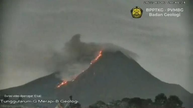 Gunung Merapi muntahkan awan panas./twitter/@BPPTKG /