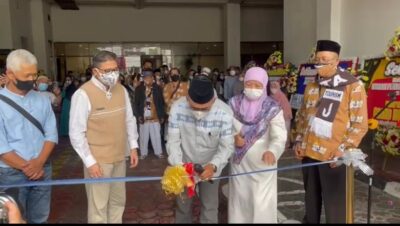 Dirut PT Jaswita Deni Nurdiana saat melepas keberangkatan umroh perdana Selasa (15/3/2022) di Grand Hotel Preanger Bandung. Bandung. (Foto: deram/dara.co.id)
