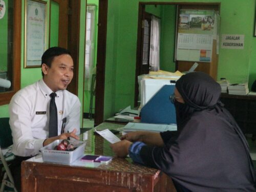 Kepala Kantor Urusan Agama (KUA) Antapani, Suhendi (Foto: bandung.go.id)