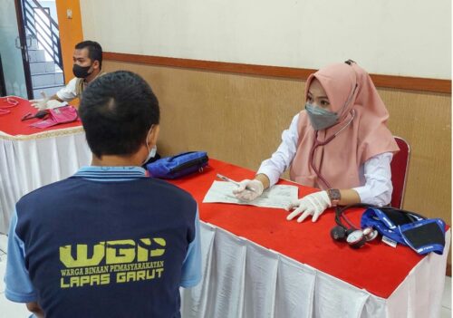 
Lapas Kelas IIB Garut bekerja sama dengan Posda BIN Garut melaksanakan kegiatan vaksinasi bagi Pegawai dan warga binaan di Lapas Kelas IIB Garut, Jalan KH. Hasan Arif, Kecamatan Tarogong Kidul, Kabupaten Garut, Rabu (30/3/2022). (Foto: andre/dara.co.id)
