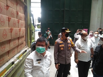 Bupati Garut, Rudy Gunawan, bersama Kapolres Garut, AKBP Wirdhanto Hadicaksono, saat sidak ke gudang minyak goreng di sebuah distributor minyak goreng kemasan premium di Jalan Sudirman, Kecamatan Garut Kota, Kabupaten Garut, Rabu (16/3/2022). (Foto: andre/dara.co.id)
